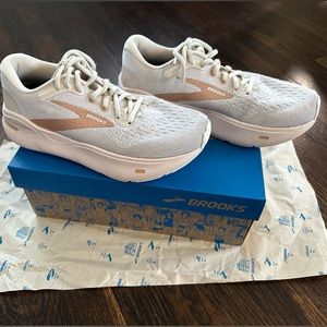 Like new - Brooks Ghost Max women’s shoes